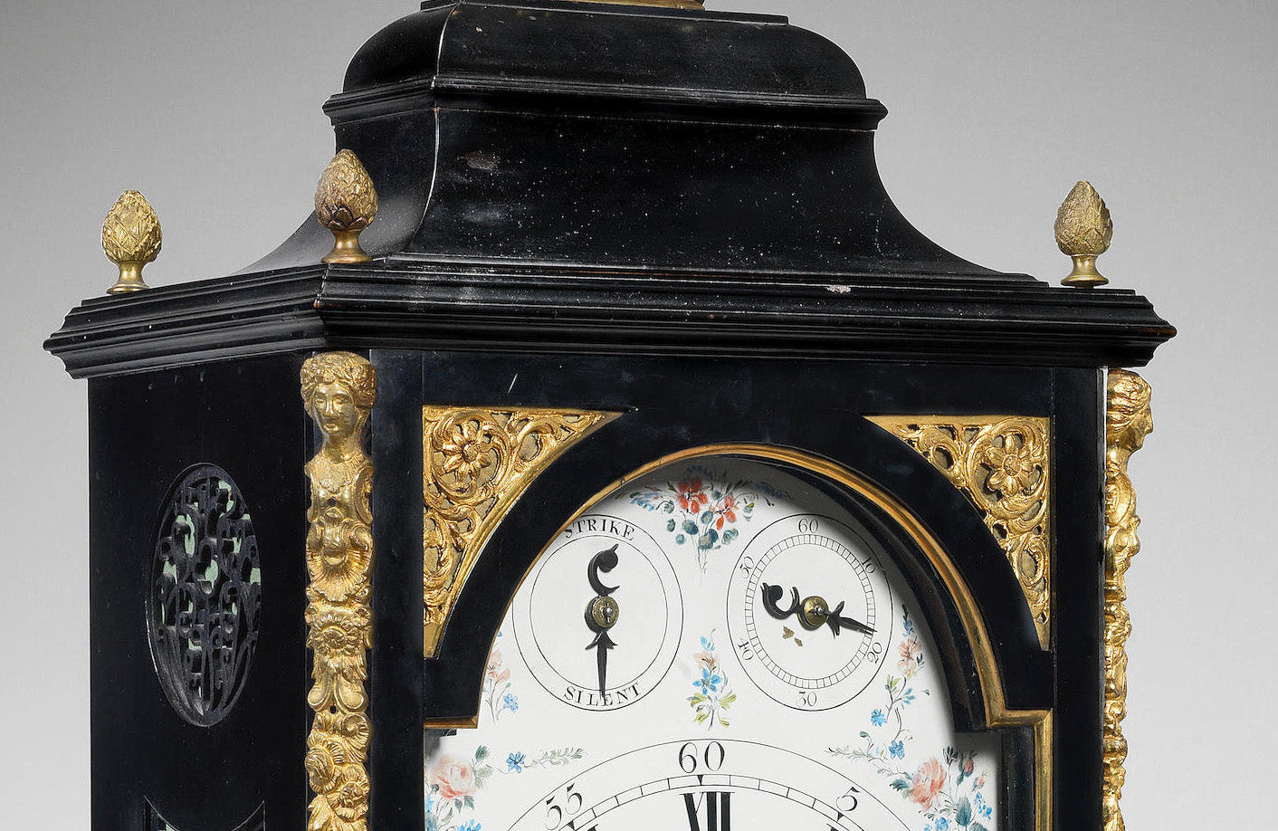 A RARE EBONISED TABLE CLOCK WITH PIVOTTED DE BETHUNE TYPE ESCAPEMENT M2933