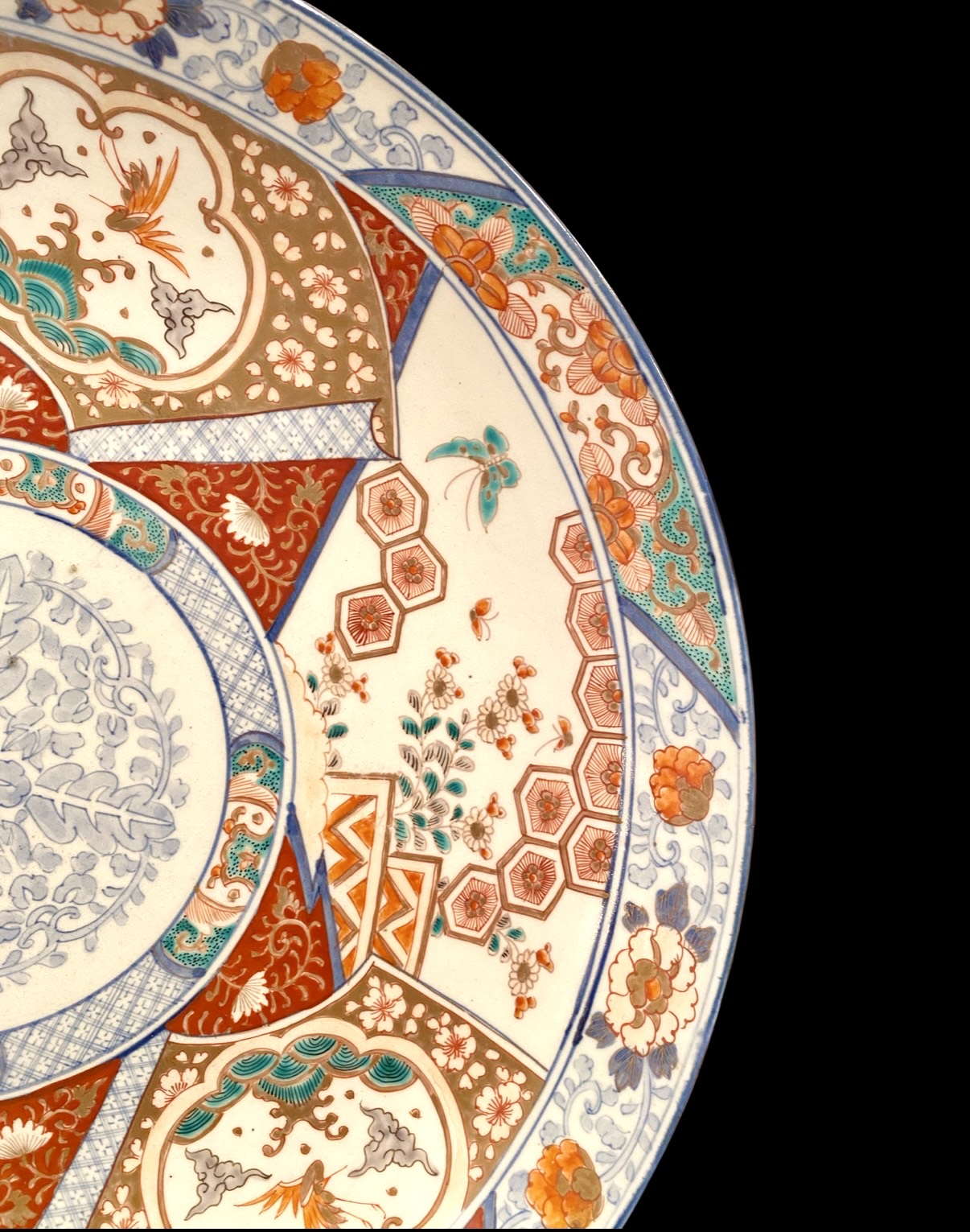A PAIR OF IMARI CHARGERS P1123