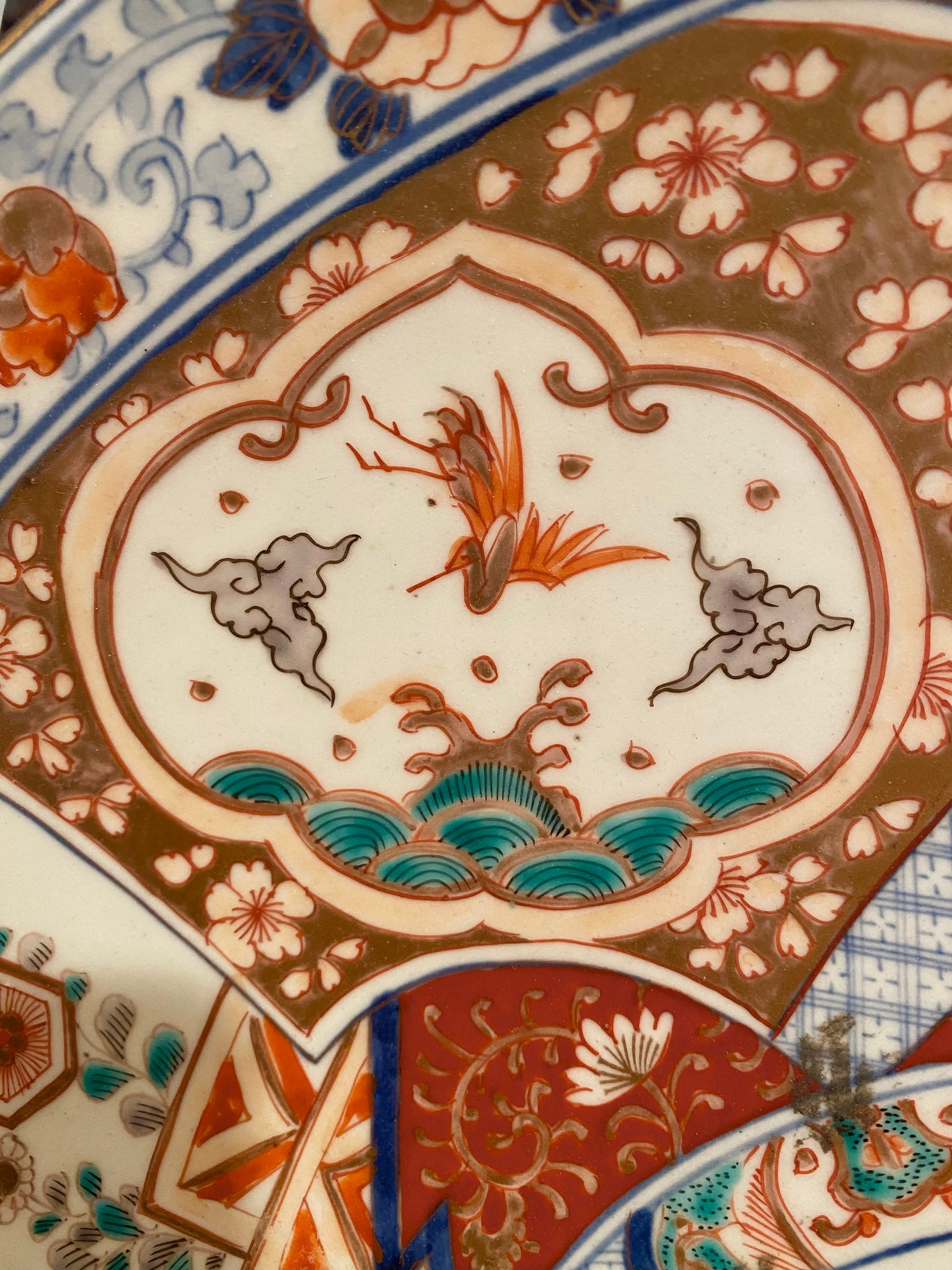A PAIR OF IMARI CHARGERS P1123